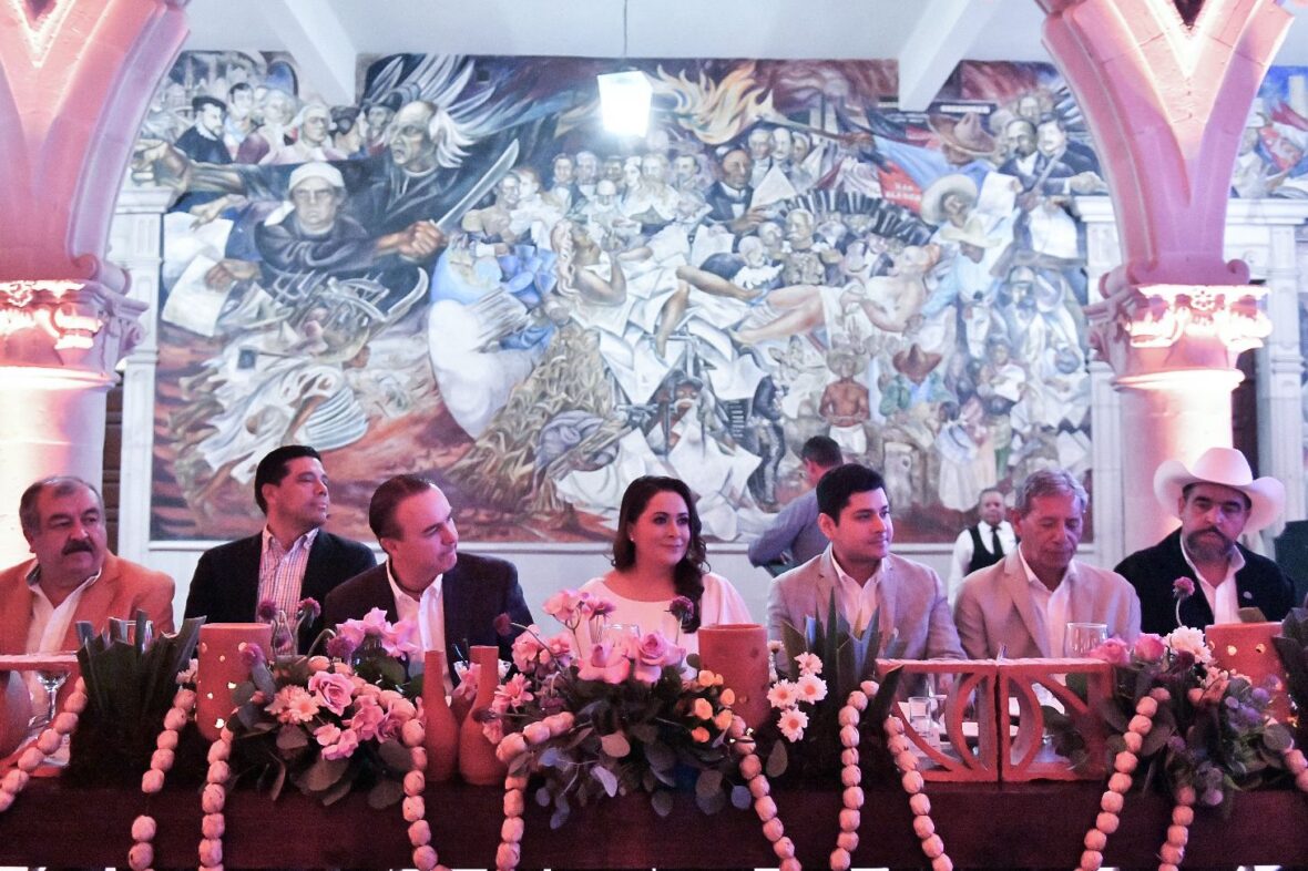 38 1 scaled TERE JIMÉNEZ RECONOCE A LO MEJOR DE LA GANADERÍA DE AGUASCALIENTES CON LA ENTREGA DEL MÉRITO GANADERO E INAUGURA EL CONGRESO CHAROLAIS CHARBRAY