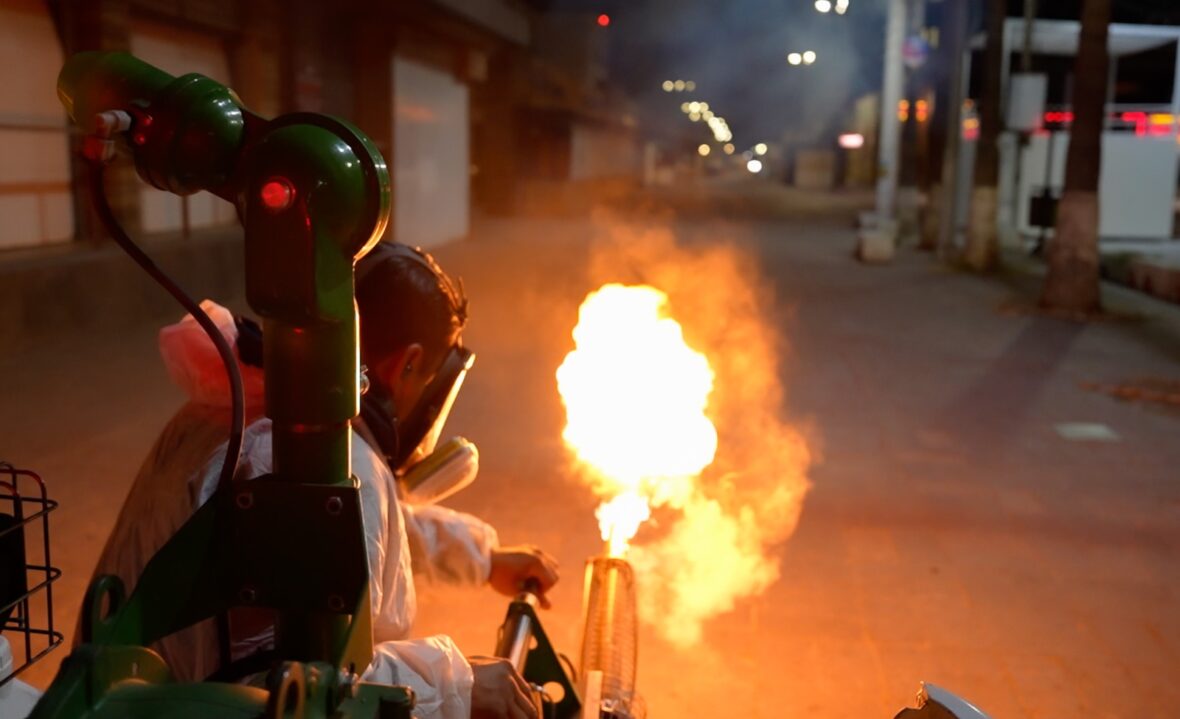 40 scaled FUMIGAN PERÍMETRO FERIAL COMO PARTE DE LAS ACCIONES DE LA CAMPAÑA PARA PREVENIR EL DENGUE