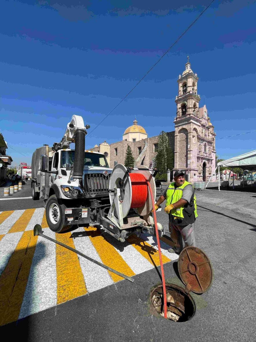 WhatsApp Image 2025 04 11 at 12.25.08 PM scaled 1 scaled REALIZA MIAA ACCIONES DE MANTENIMIENTO PREVENTIVO DE ALCANTARILLADO PREVIO A LA FERIA DE SAN MARCOS
