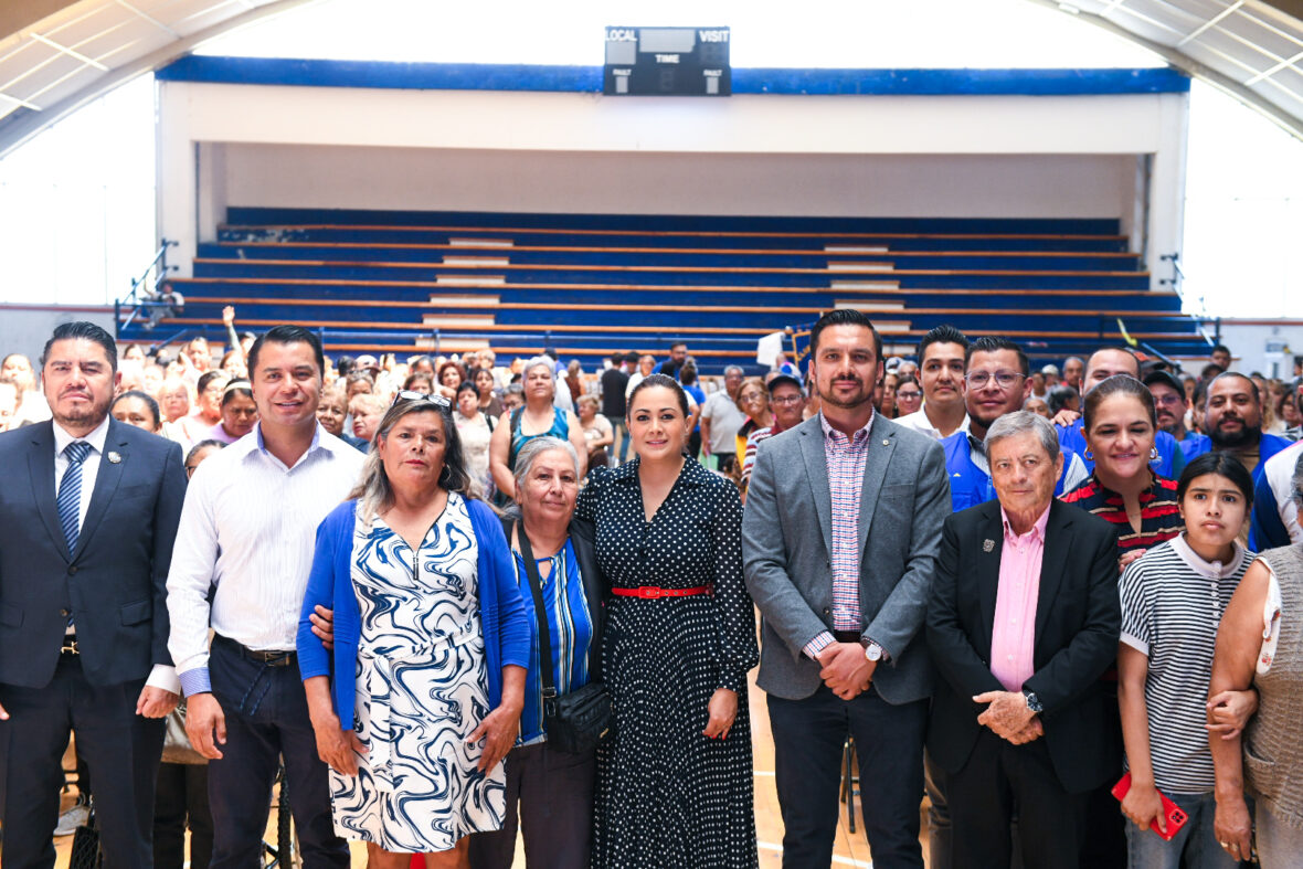 211.JPG scaled ENTREGA TERE JIMÉNEZ LENTES, AUXILIARES AUDITIVOS, ANDADERAS Y SILLAS DE RUEDAS A QUIENES MÁS LO NECESITAN