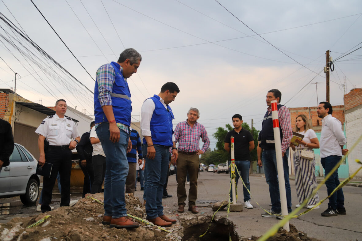 IMG 1170 scaled RECORRE LEO MONTAÑEZ EL FRACCIONAMIENTO VERSALLES II EN COMPAÑÍA DE VECINOS