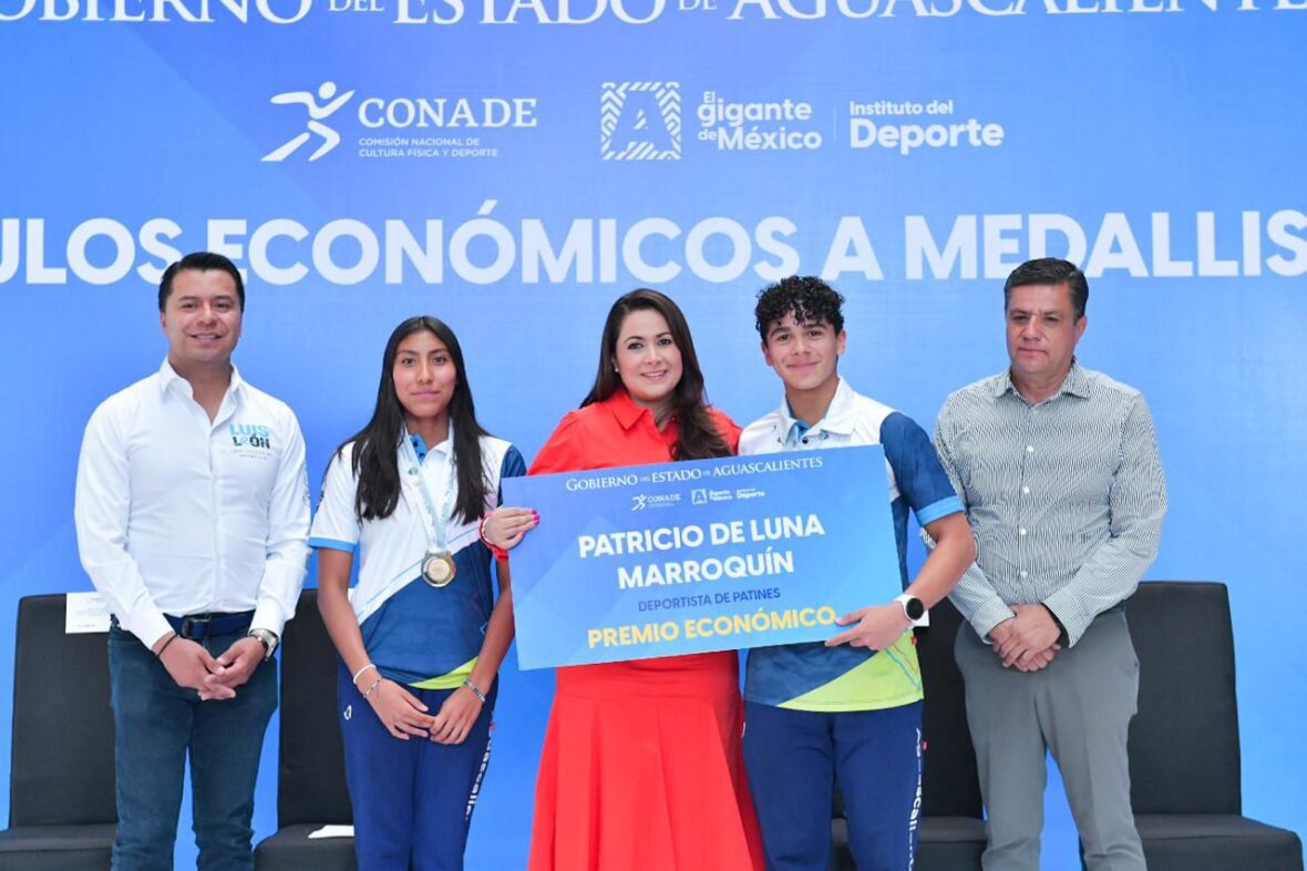 WhatsApp Image 2025 05 06 at 18.19.44 1 scaled EN RECONOCIMIENTO A SU ESFUERZO, TERE JIMÉNEZ ENTREGA ESTÍMULOS ECONÓMICOS A 232 MEDALLISTAS