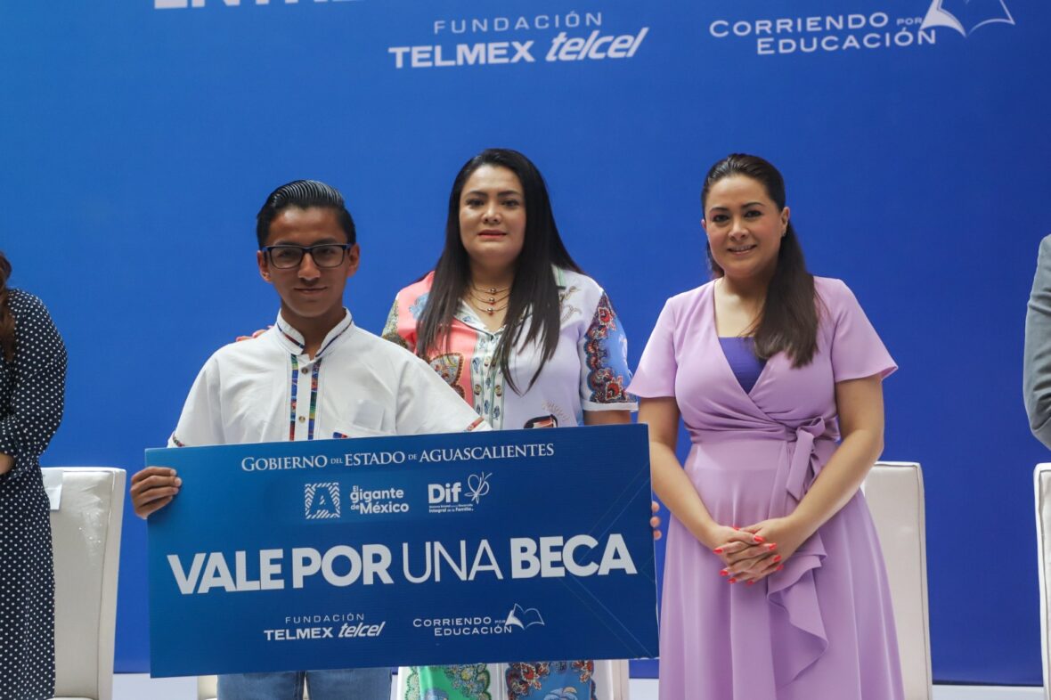 WhatsApp Image 2025 05 20 at 11.44.56 AM 1 scaled TERE JIMÉNEZ Y LA FUNDACIÓN TELMEX-TELCEL ENTREGAN BECAS Y APOYOS A QUIENES MÁS LO NECESITAN