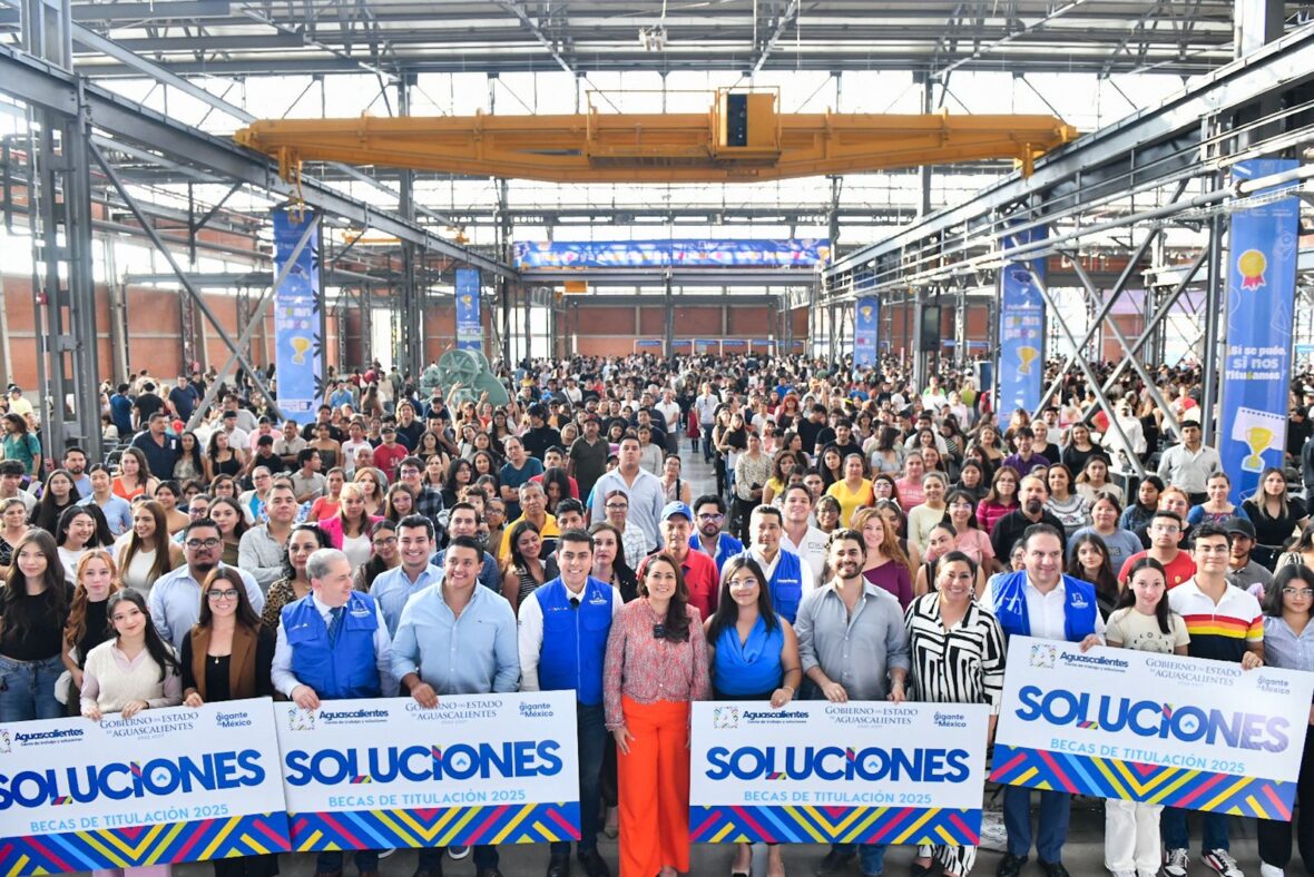 WhatsApp Image 2025 07 09 at 7.15.15 PM 2 scaled TERE JIMÉNEZ ENTREGA BECAS DE TITULACIÓN A 2 MIL JÓVENES