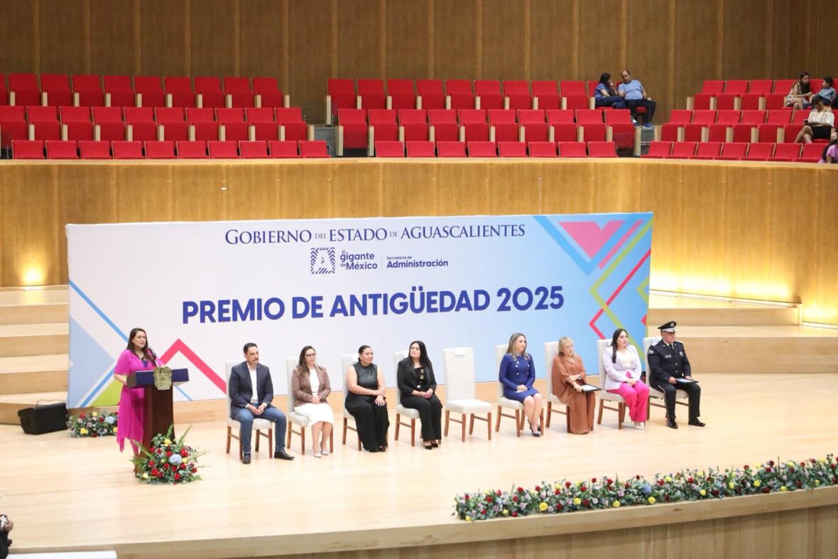 528745014 1320963116053554 3988759297260001453 n scaled RECONOCEN A ANTONIO MARTÍNEZ ROMO, SECRETARIO DE SEGURIDAD, POR 40 AÑOS DE SERVICIO