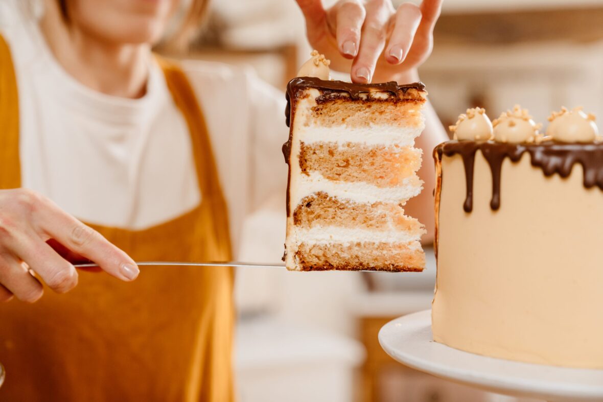 caucasian pastry chef woman showing piece of cake 2025 02 14 15 11 13 utc scaled 1 scaled DIF MUNICIPAL ABRE INSCRIPCIONES PARA CURSOS DIRIGIDOS A PERSONAS ADULTAS MAYORES