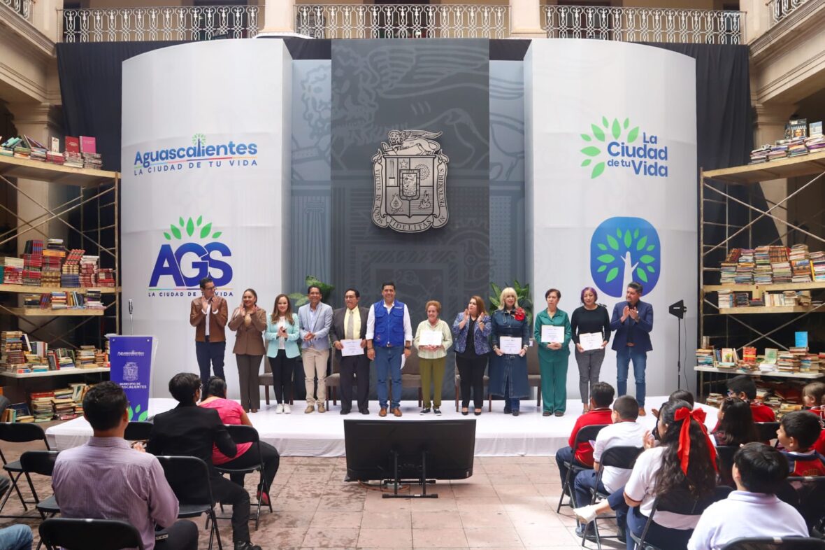 IMG 20250908 WA0085 scaled RECONOCE LEO MONTAÑEZ A CIUDADANOS QUE PARTICIPARON EN LA CAMPAÑA DE DONACIÓN «UN LIBRO POR AGUASCALIENTES»