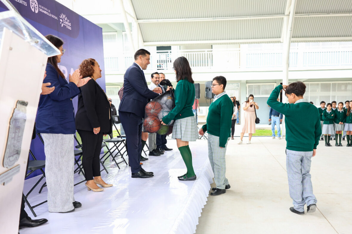 IMG 0124 scaled LEO MONTAÑEZ RINDE HONORES A LA BANDERA EN LA ESCUELA SECUNDARIA GENERAL No. 45