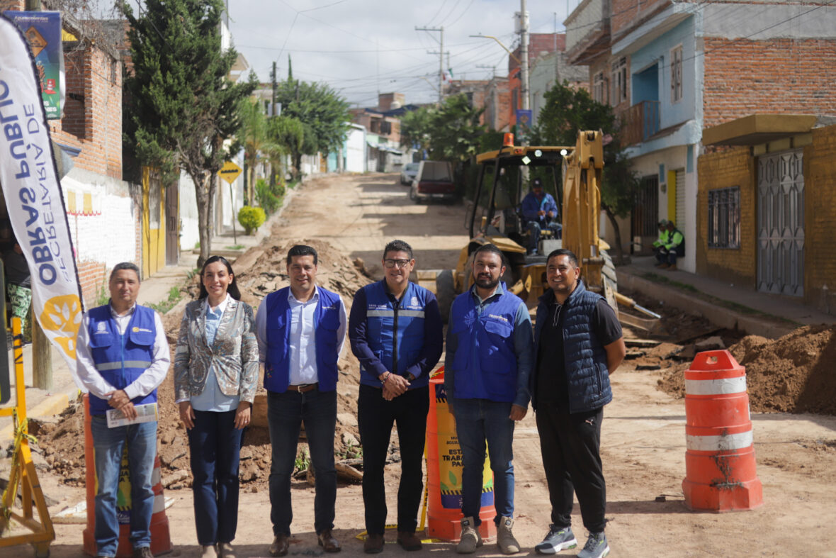 IMG 9228 scaled SUPERVISA LEO MONTAÑEZ PAVIMENTACIÓN DE LA CALLE CARLOS MARES FUENTES
