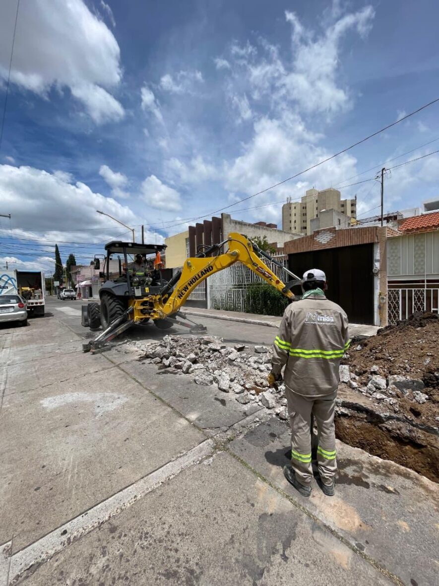 WhatsApp Image 2025 08 26 at 9.48.26 AM 2 scaled MIAA ADQUIERE NUEVA MÁQUINA RETROEXCAVADORA PARA EFICIENTAR TRABAJOS DE REPARACIÓN