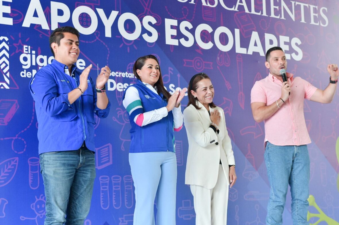 WhatsApp Image 2025 08 27 at 19.12.05 1 scaled TERE JIMÉNEZ ENTREGA ÚTILES ESCOLARES, TENIS Y ZAPATOS A ESTUDIANTES DE CALVILLO