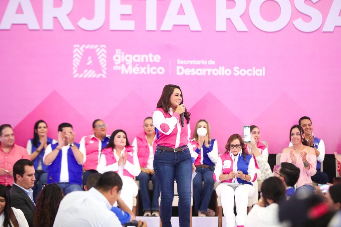 WhatsApp Image 2025 08 29 at 19.10.11 scaled ENTREGA TERE JIMÉNEZ TARJETAS ROSAS A MUJERES DE TODO EL ESTADO