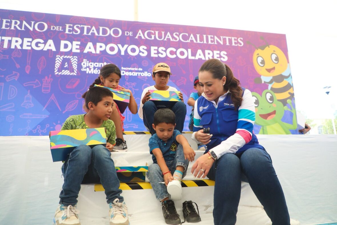 WhatsApp Image 2025 08 30 at 1.58.10 PM 3 scaled TERE JIMÉNEZ ENTREGA APOYOS ESCOLARES A MÁS DE 3 MIL ESTUDIANTES DE SAN JOSÉ DE GRACIA Y SAN FRANCISCO DE LOS ROMO