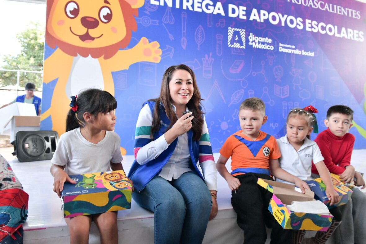 WhatsApp Image 2025 09 04 at 6.39.42 PM 2 scaled TERE JIMÉNEZ ENTREGA ÚTILES ESCOLARES A MÁS DE 2 MIL 400 FAMILIAS DE LA ALTAVISTA Y VILLAS DE NUESTRA SEÑORA DE LA ASUNCIÓN