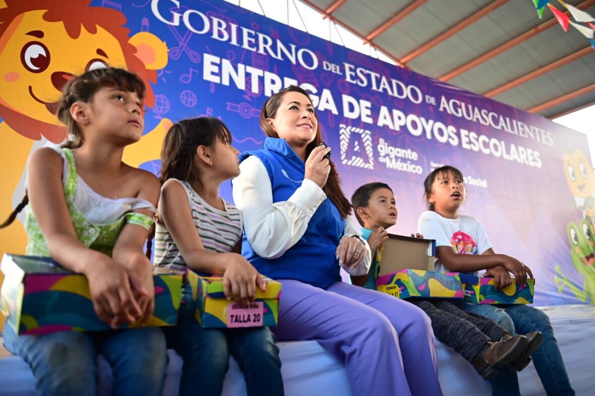 WhatsApp Image 2025 09 11 at 18.54.48 1 scaled TERE JIMÉNEZ ENTREGA ÚTILES ESCOLARES, TENIS Y ZAPATOS A NIÑOS Y NIÑAS DE LA COLONIA VILLERÍAS AL ORIENTE DE LA CIUDAD