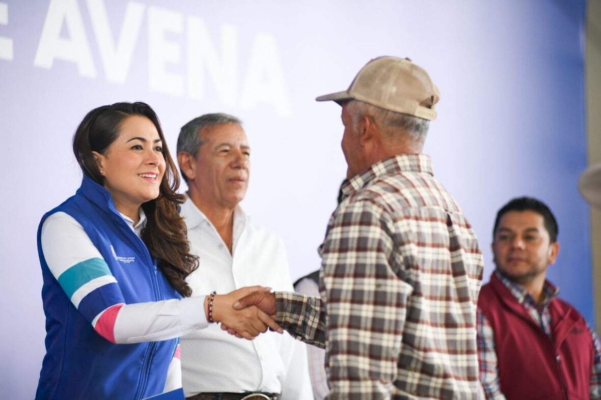 WhatsApp Image 2025 09 13 at 13.11.14 2 scaled APOYA TERE JIMÉNEZ CON SEMILLA DE AVENA A 2 MIL PRODUCTORES