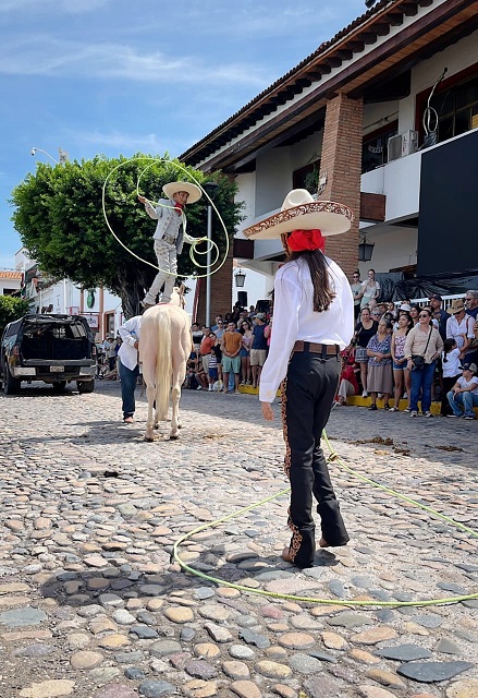 desfile charro 2 Vallartenses y turistas disfrutaron del tradicional desfile Charro