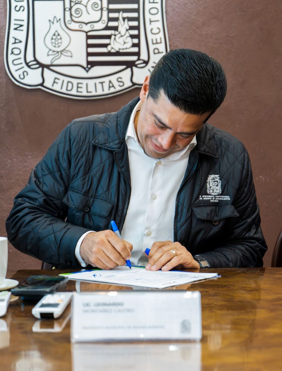 FOTO 53 151 scaled FIRMAN LEO MONTAÑEZ Y EL RECTOR DE LA UNIVERSIDAD CUAUHTÉMOC CONVENIO DE COLABORACIÓN