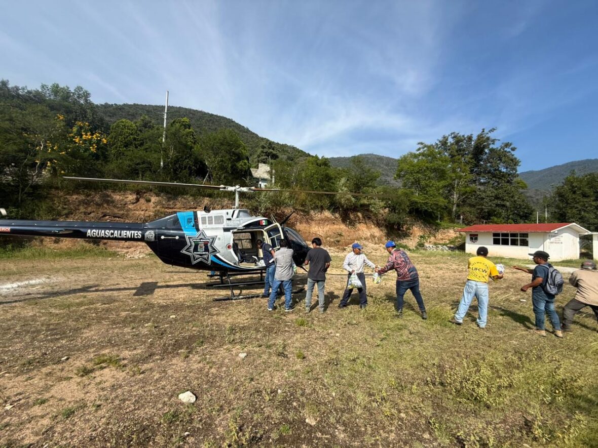 IMG 20251018 WA0124 scaled HELICÓPTERO HALCÓN 1 DE LA POLICÍA MUNICIPAL AYUDA A TRASLADAR VÍVERES A COMUNIDADES AFECTADAS POR INUNDACIONES