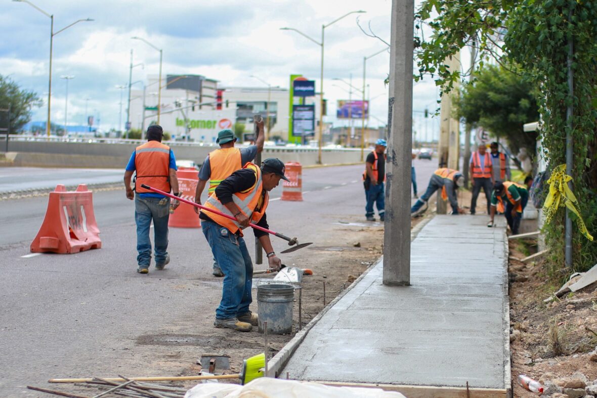 IMG 0717 scaled 1 scaled PROMUEVE MUNICIPIO LA CONSTRUCCIÓN DE BANQUETAS AMPLIAS PARA MEJORAR LA MOVILIDAD PEATONAL