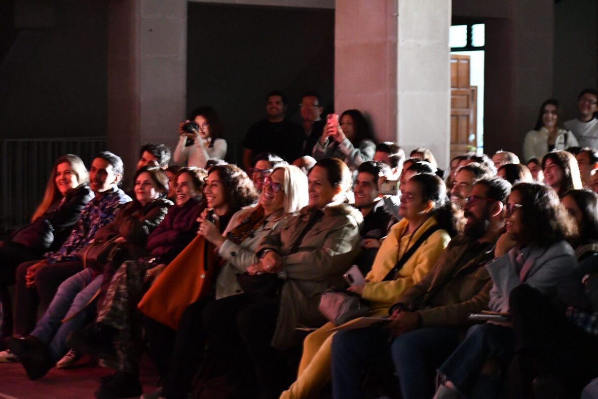 IMG 2703 scaled 1 scaled LLENO TOTAL EN PALACIO MUNICIPAL CON LA PRESENTACIÓN DE «TERAPIA DE GRUPO»