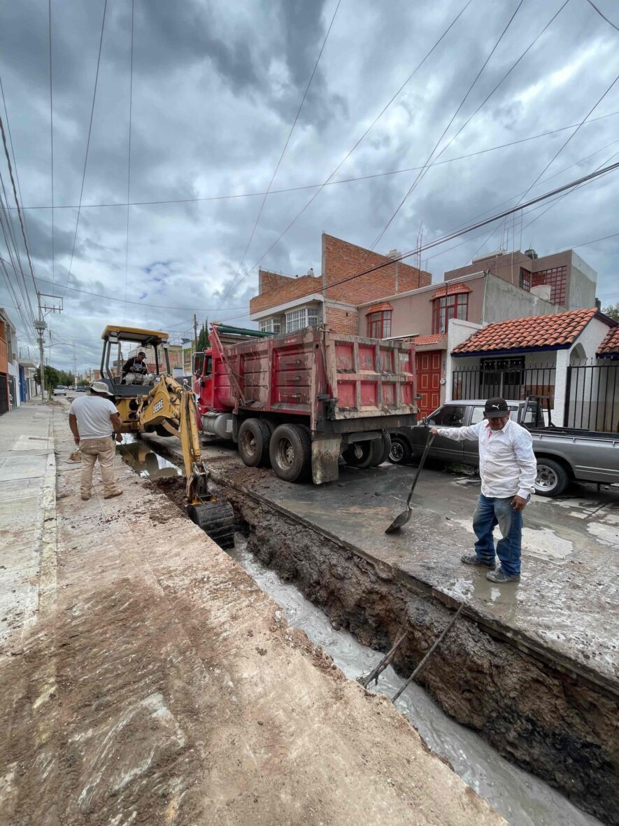 WhatsApp Image 2025 10 15 at 15.19.30 2 scaled 1 scaled MIAA REHABILITA ALCANTARILLADO EN EL FRACCIONAMIENTO VERSALLES II