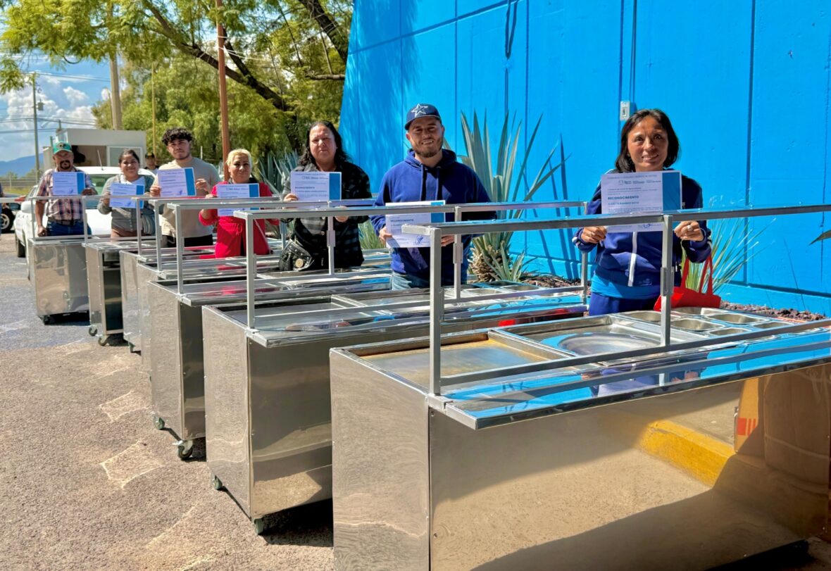 WhatsApp Image 2025 10 17 at 15.52.00 scaled GOBIERNO DEL ESTADO APOYA A FAMILIAS DE AGUASCALIENTES CON EQUIPO Y CAPACITACIÓN PARA INICIAR SUS PROPIOS NEGOCIOS