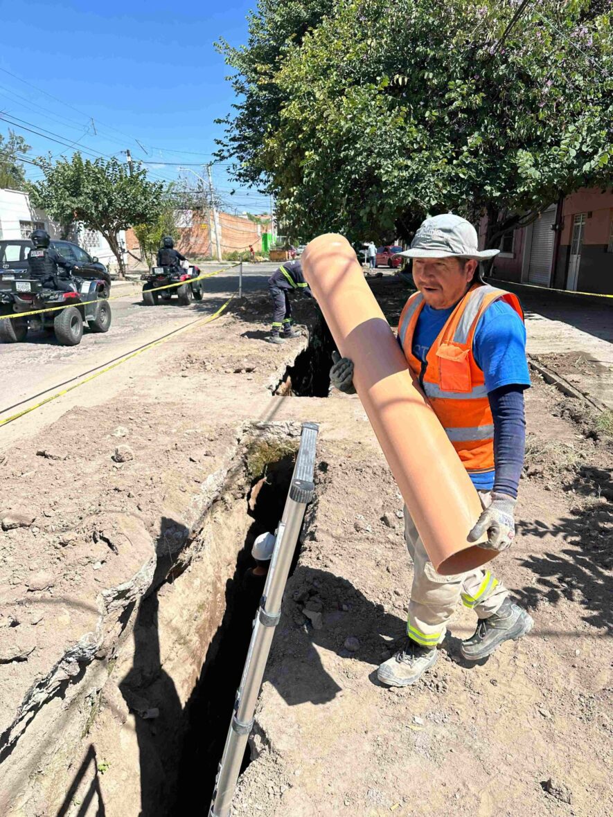 WhatsApp Image 2025 10 22 at 14.44.08 scaled 1 scaled TRABAJA MIAA EN LA REHABILITACIÓN DE ACANTARILLADO SANITARIO EN LA COLONIA DEL TRABAJO