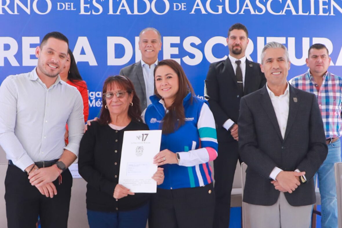 WhatsApp Image 2025 10 24 at 12.41.26 2 scaled TERE JIMÉNEZ CUMPLE EL SUEÑO DE 200 FAMILIAS DE CALVILLO AL ENTREGARLES LAS ESCRITURAS DE SU HOGAR