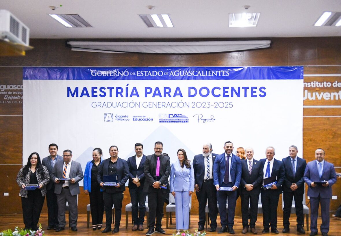 WhatsApp Image 2025 10 25 at 11.44.02 AM 6 scaled TERE JIMÉNEZ CELEBRA LA GRADUACIÓN DE MAESTRAS Y MAESTROS COMPROMETIDOS CON UNA MEJOR EDUCACIÓN