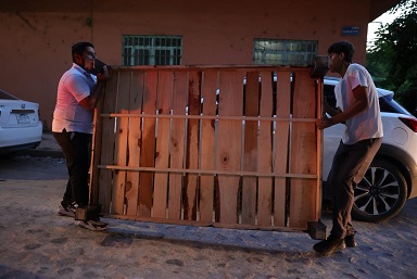 entrega apoyos 2 Continúan las entregas de apoyo a familias afectadas tras las inundaciones