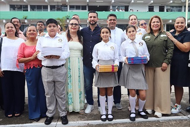 entrega de tablets 2 Un año de logros educativos en el gobierno de Luis Munguía