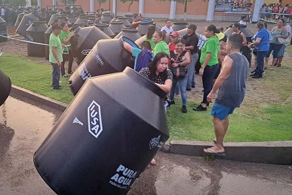 entrega tinacos 2 Entrega Luis Munguía tinacos en beneficio de más de 2,000 personas