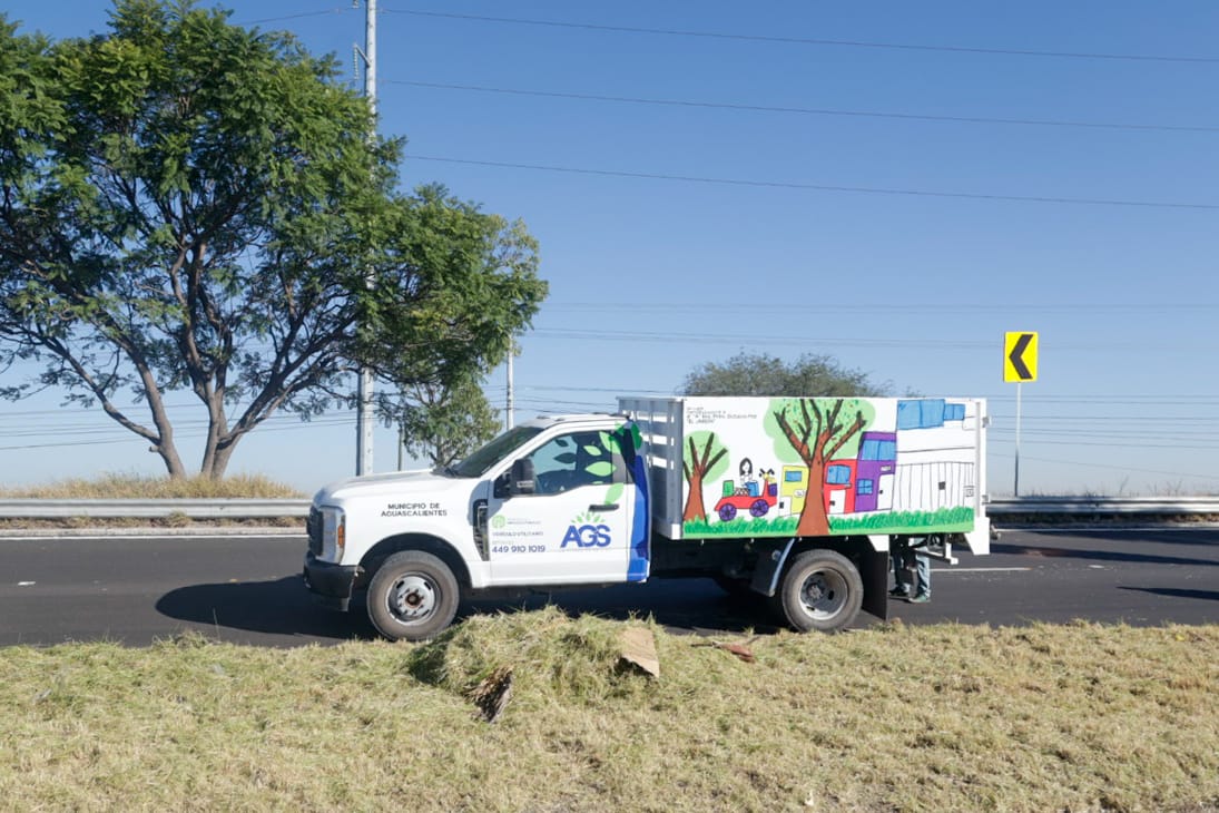 IMG 20251107 WA0028 ENCABEZA LEO MONTAÑEZ MEGA OPERATIVO DE DESMALEZADO Y LIMPIEZA EN BOULEVARD AL AEROPUERTO