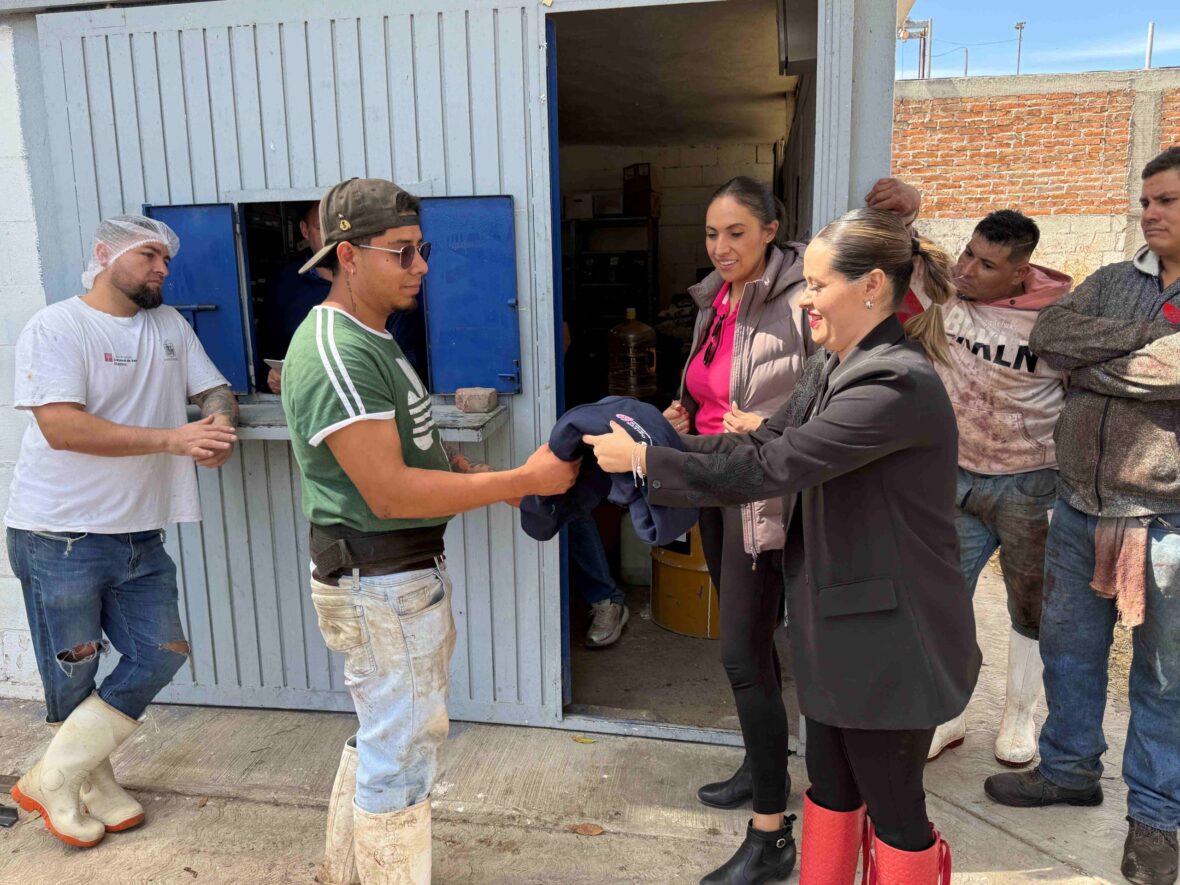 IMG 7489 scaled 1 scaled ENTREGAN UNIFORMES NUEVOS A PERSONAL DEL RASTRO MUNICIPAL