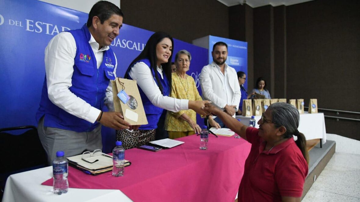 WhatsApp Image 2025 10 23 at 13.13.44 1 scaled ABUELITAS Y ABUELITOS RECUPERAN SU SONRISA Y AUTOESTIMA CON PRÓTESIS DENTALES