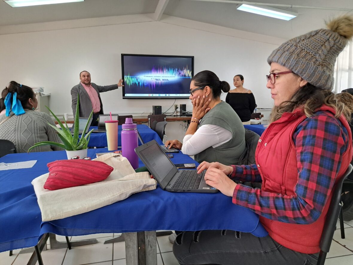 WhatsApp Image 2025 11 06 at 17.11.36 1 scaled CON COMPUTADORAS Y NUEVAS TECNOLOGÍAS SE IMPULSA LA EDUCACIÓN EN AGUASCALIENTES