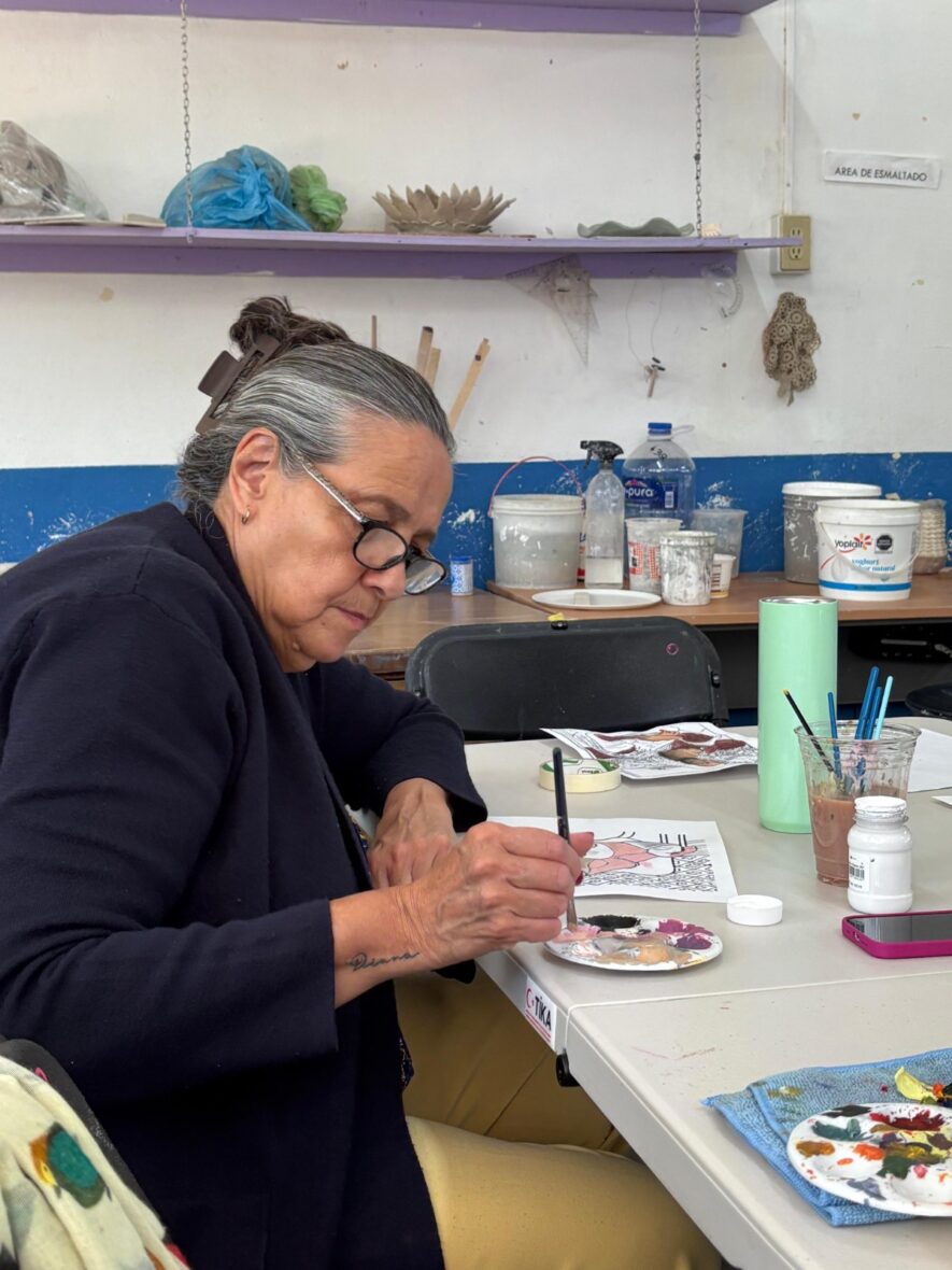 WhatsApp Image 2025 11 10 at 8.38.13 AM 1 scaled LA ESTANCIA DE DÍA OLIVARES SANTANA INVITA A ADULTOS MAYORES A SUS CLASES GRATUITAS DE PINTUR
