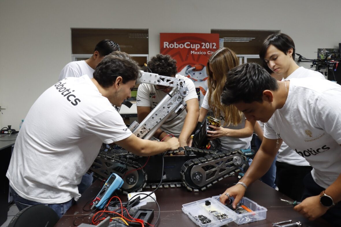 WhatsApp Image 2025 11 12 at 10.19.24 AM 1 scaled ESTUDIANTES DE AGUASCALIENTES, ENTRE LOS MEJORES DEL MUNDO EN COMPETENCIA DE ROBÓTICA E INTELIGENCIA ARTIFICIAL