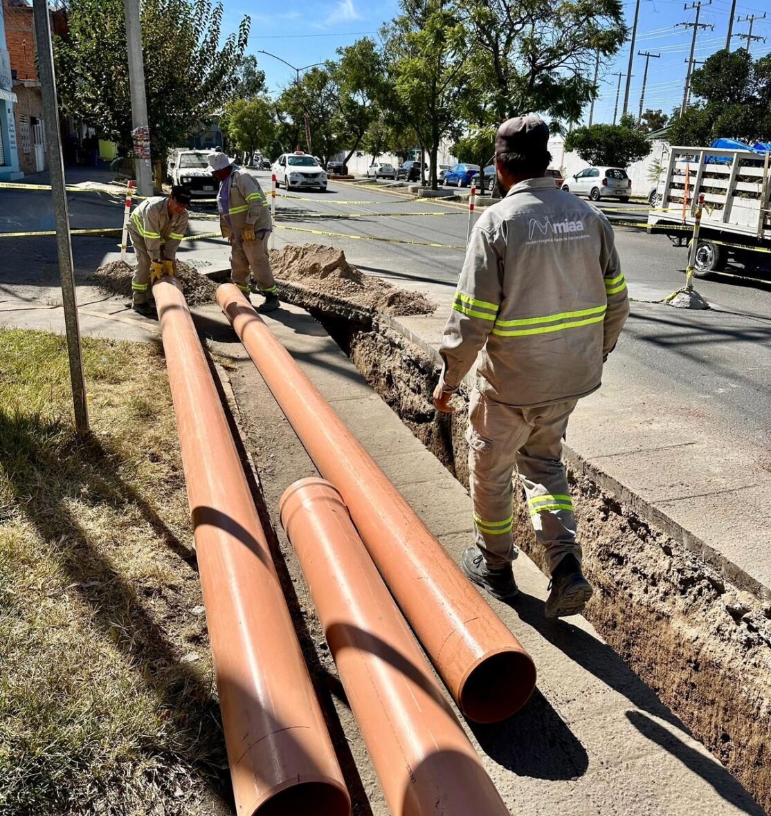 WhatsApp Image 2025 11 13 at 15.23.21 scaled REALIZA MIAA OBRA DE SUSTITUCIÓN DE TUBERÍA SANITARIA EN AVENIDA INDEPENDENCIA
