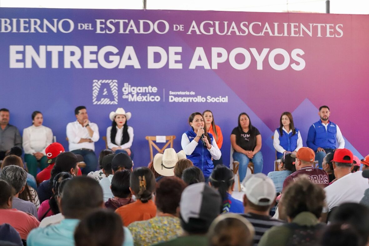 WhatsApp Image 2025 11 14 at 18.55.34 3 scaled TERE JIMÉNEZ LLEVA APOYOS PARA QUE FAMILIAS DE TEPEZALÁ PUEDAN MEJORAR SUS VIVIENDAS