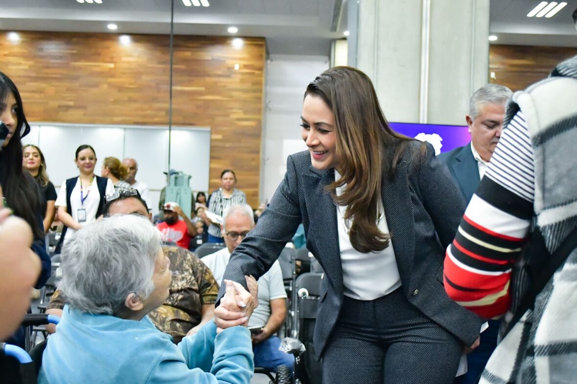 WhatsApp Image 2025 11 18 at 2.58.29 PM 1 scaled MÁS DE 700 PERSONAS RECIBIERON SILLAS DE RUEDAS, PRÓTESIS DE CADERA Y RODILLA, LENTES, ANDADERAS Y BASTONES, DE MANOS DE TERE JIMÉNEZ