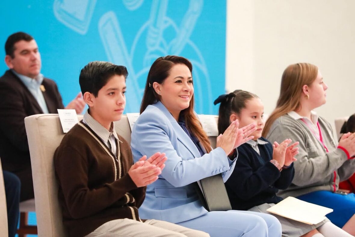 WhatsApp Image 2025 11 19 at 12.01.37 PM scaled ENTREGA TERE JIMÉNEZ MÁS DE 5 MIL BECAS A ESTUDIANTES DE CALVILLO Y AGUASCALIENTES