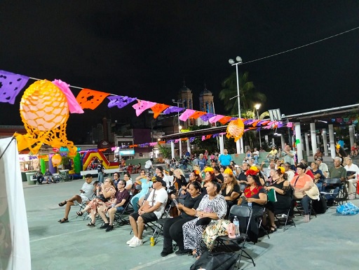 velada en el puerto Una Velada en el Puerto fue un éxito en la Plaza del Pitillal