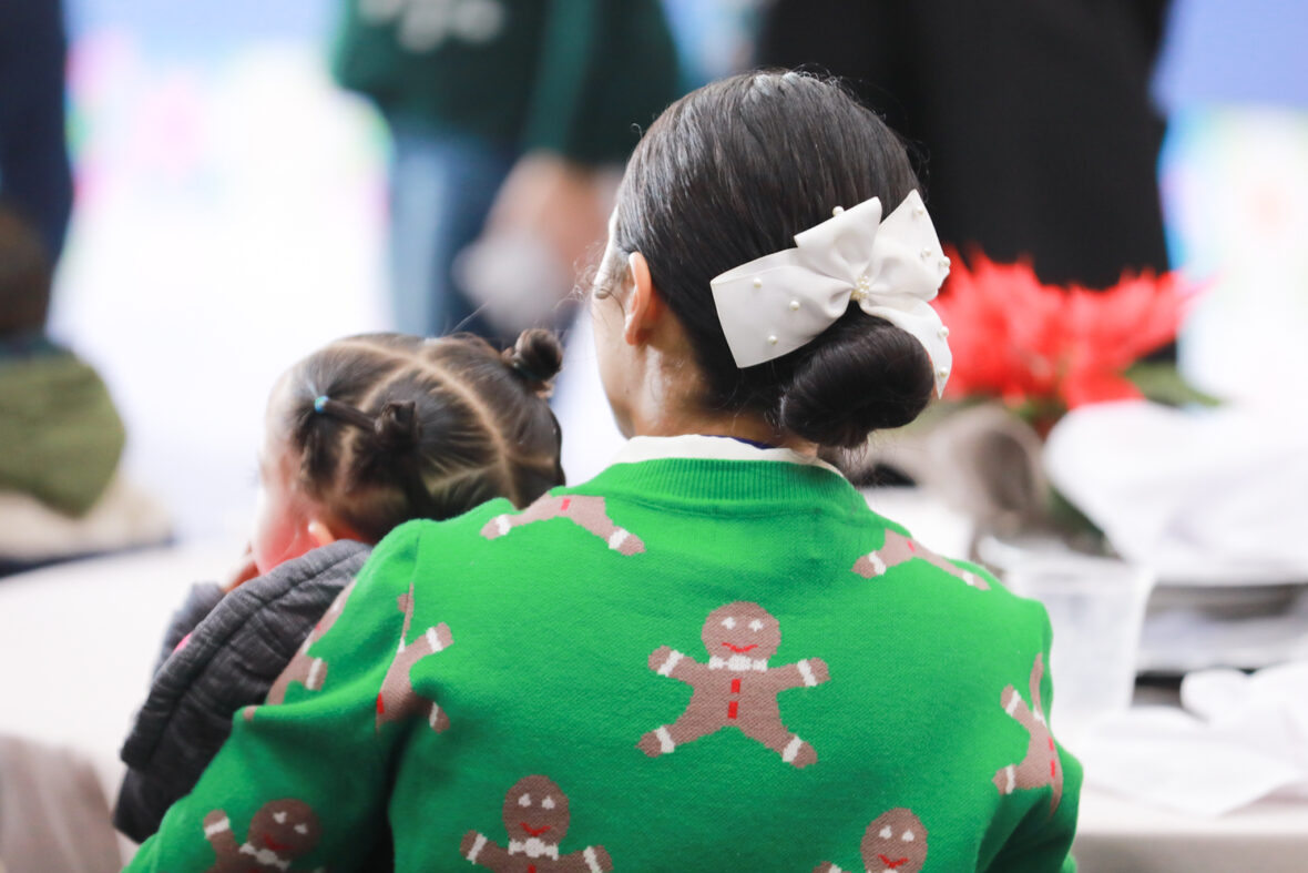 5DM49654 scaled TERE Y AURORA JIMÉNEZ COMPARTEN LA ALEGRÍA NAVIDEÑA CON NIÑAS, NIÑOS Y ADOLESCENTES DE CASA DIF