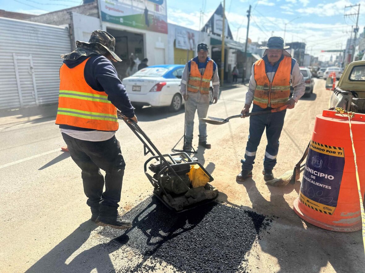 IMG 5115 scaled 1 scaled MUNICIPIO DE AGUASCALIENTES REFUERZA TRABAJOS DE BACHEO EN DISTINTAS ZONAS DE LA CIUDAD