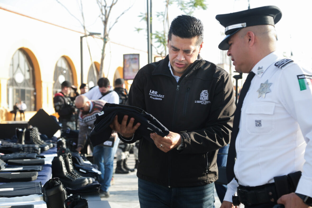 IMG 9018 scaled ENTREGA LEO MONTAÑEZ MÁS DE 41 MILLONES DE PESOS EN EQUIPAMIENTO Y UNIFORMES PARA LA POLICÍA MUNICIPAL