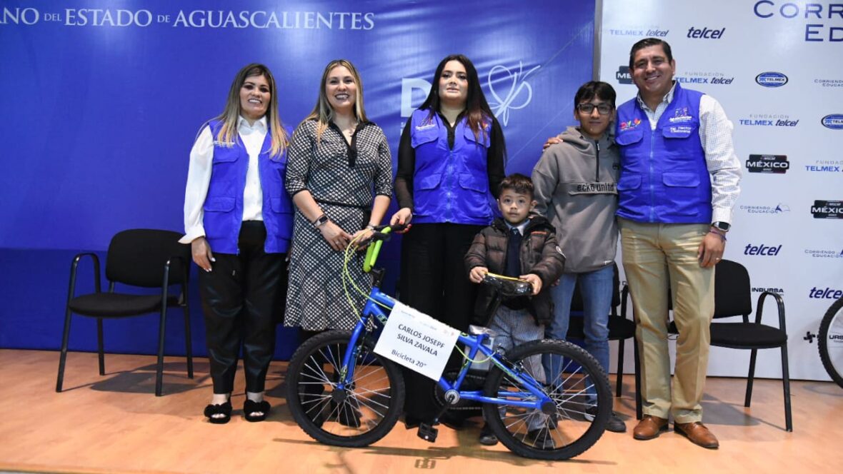 WhatsApp Image 2025 12 04 at 2.07.40 PM 3 scaled DIF ESTATAL Y LA FUNDACIÓN TELMEX-TELCEL HACEN ENTREGA DE BECAS, SILLAS DE RUEDAS Y OTROS APOYOS