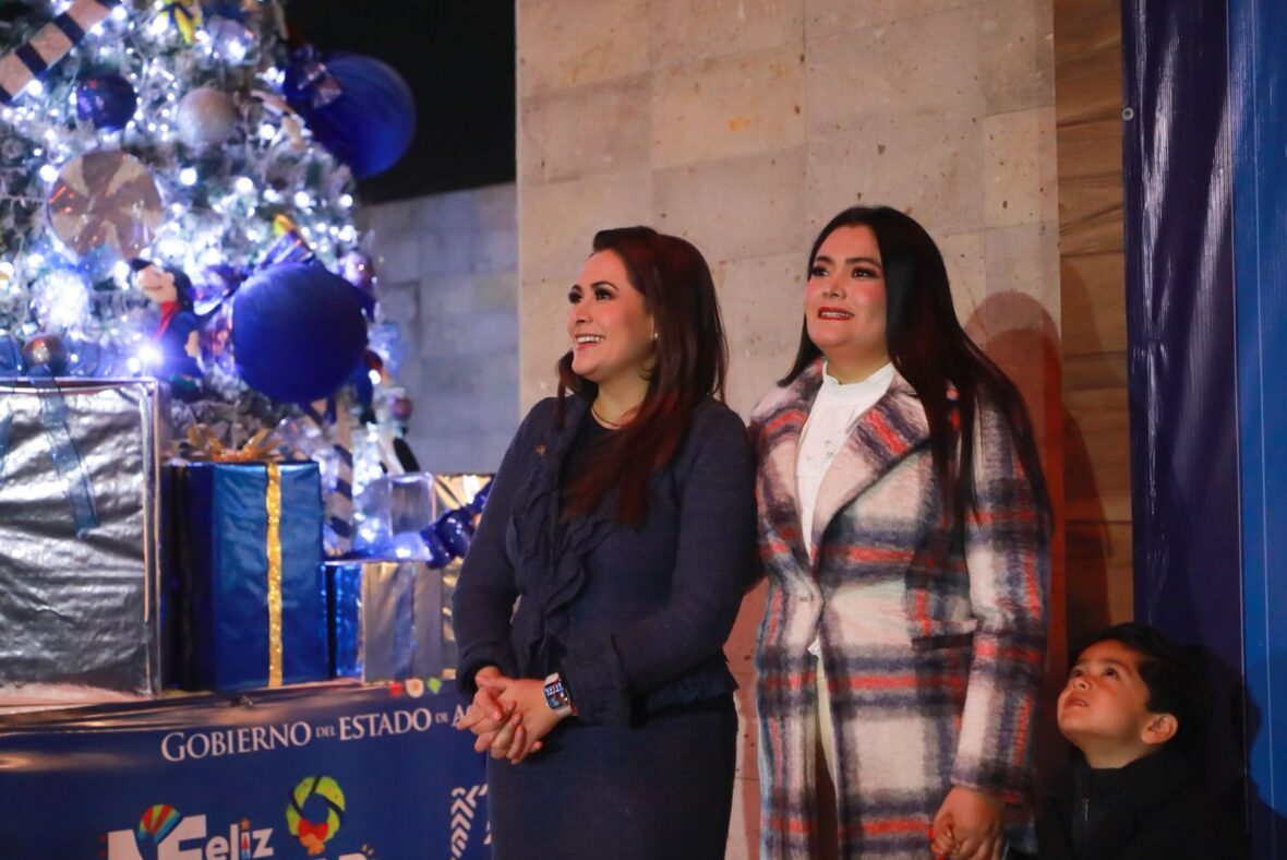 WhatsApp Image 2025 12 05 at 21.54.55 3 scaled TERE Y AURORA JIMÉNEZ ENCIENDEN LA LUZ DE LA NAVIDAD CON EL ÁRBOL DEL DIF ESTATAL