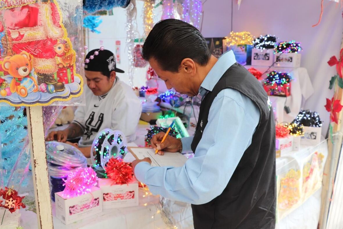 WhatsApp Image 2025 12 09 at 2.25.39 PM 1 scaled PROMUEVE MUNICIPIO DE AGUASCALIENTES CUIDADO AMBIENTAL EN TIANGUIS POR TEMPORADA DECEMBRINA